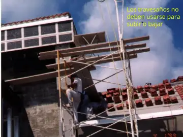 Slide 54: Los travesaños no deben usarse para subir o bajar